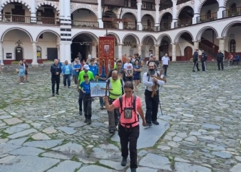 Пристигане на поклонниците от "Светия път" след 36 дни преход от Велико Търново през Никопол и София. Водачът на похода Паскал Пиперков е в средата на втори план. Снимки: Виктор Калицов