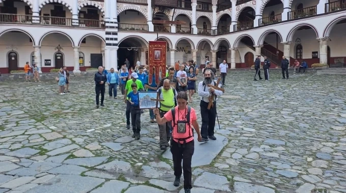Два поклоннически похода пристигнаха в Рилския манастир, отбелязаха заедно Преображение Господне