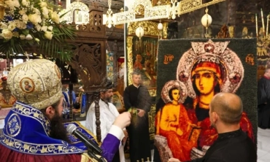 Троянският манастир тържествено отбеляза навечерието на Успение Богородично с освещаване на уникална тъкана икона