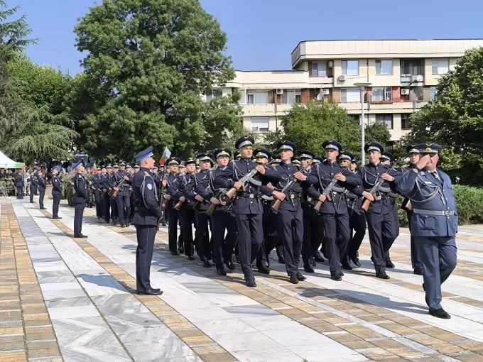 Новото поколение офицери от ВВС ще формира отбранителния облик на България 1 Новото поколение офицери от ВВС ще формира отбранителния облик на България