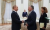 Руският президент Владимир Путин (вляво) и специалният пратеник на американския президент Доналд Тръмп се поздравяват преди началото на разговора в Кремъл на 6-ти август 2025 г. Снимка: Гавриил Григоров/Спутник/ чрез AP
