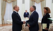 Руският президент Владимир Путин (вляво) и специалният пратеник на американския президент Доналд Тръмп се поздравяват преди началото на разговора в Кремъл на 6-ти август 2025 г. Снимка: Гавриил Григоров/Спутник/ чрез AP