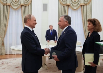 Руският президент Владимир Путин (вляво) и специалният пратеник на американския президент Доналд Тръмп се поздравяват преди началото на разговора в Кремъл на 6-ти август 2025 г. Снимка: Гавриил Григоров/Спутник/ чрез AP