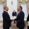 Руският президент Владимир Путин (вляво) и специалният пратеник на американския президент Доналд Тръмп се поздравяват преди началото на разговора в Кремъл на 6-ти август 2025 г. Снимка: Гавриил Григоров/Спутник/ чрез AP