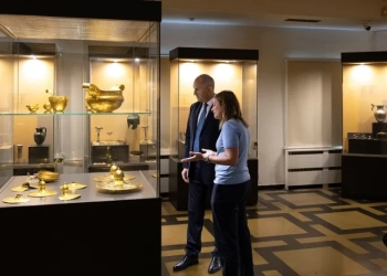 Румен Радев разгледа две от временните експозиции в Архелогическия музей и отговори на журналистически въпроси, свързани с отношенията между президентската институция и правителството. Снимка: Прес служба на  президентската институция