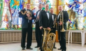 Brass Five позират за снимка в сградата на чшекото посолство в Москва след концерт, проведен през 2019 г.  Снимка: brassfive.cz