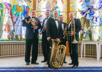 Brass Five позират за снимка в сградата на чшекото посолство в Москва след концерт, проведен през 2019 г.  Снимка: brassfive.cz