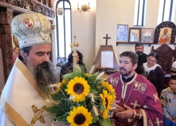 В Деня на съединението българският патриарх Даниил празничната света литургия в храм „Св. Николай Мирликийски“ в брезнишкото село Ребро. Снимка: БТА
