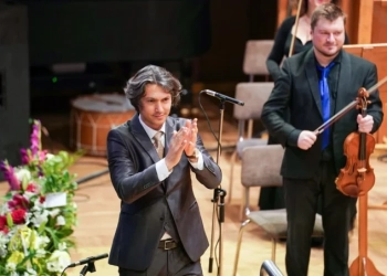 Маестро Камджалов по време на първия гала-концерт на българския талант, който се проведе след Деня на будителите през 2024 г.