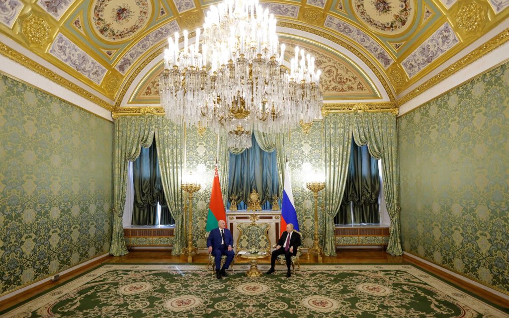 Руският президент Владимир Путин се среща с беларуския президент Александър Лукашенко в Кремъл в Москва на 13 март 2025 г. (Maxim Shemetov/Pool/AFP via Getty Images)