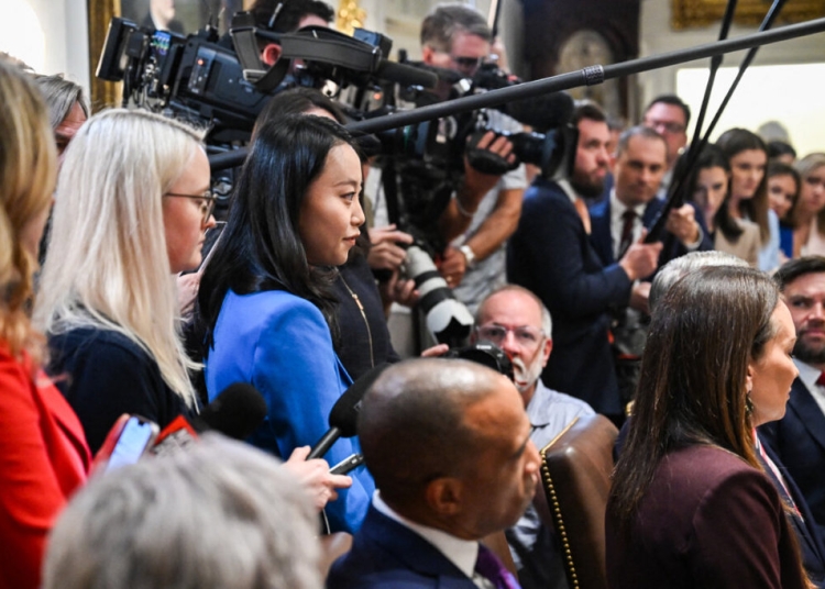 Журналистка разказва в Белия дом как е била ограбена посред бял ден във Вашингтон 1 На заседание на кабинета на Тръмп репортер от НТД разказа как е бил ограбен и пребит с пистолет във Вашингтон