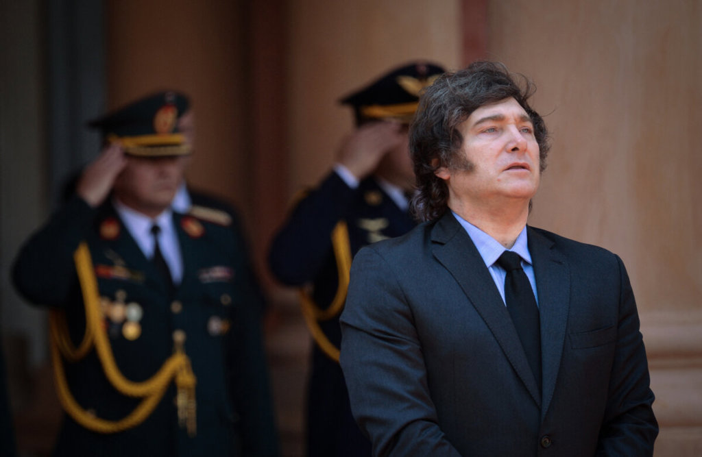 Аржентинският президент Хавиер Милей получава военни почести в Palacio de Lopez в Асунсион, Парагвай, на 16 септември 2025 г. (Daniel Duarte/AFP via Getty Images)
