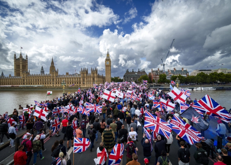 Демонстрации и бдения по целия свят отбелязаха паметта на Чарли Кърк