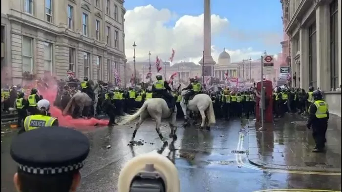 Лондонската полиция трябваше да осигури подкрепления през следобеда.