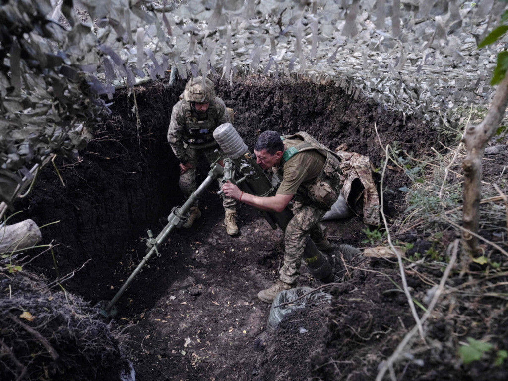 Украински войници обстрелват с миномет руски позиции край Костянтинивка на 26 август 2025 г. (Iryna Rybakova/Ukraine's 93rd Mechanized Brigade via AP)