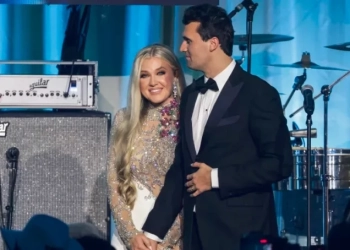 Чарли Кърк и съпругата му Ерика Францве се качват на сцената на 19-ти януари 2025 г. за бала, организиран от Turning Point USA  послучай встъпването в длъжност на президента Доналд Тръмп. Снимка:  Самюел Коръм / Getty Images