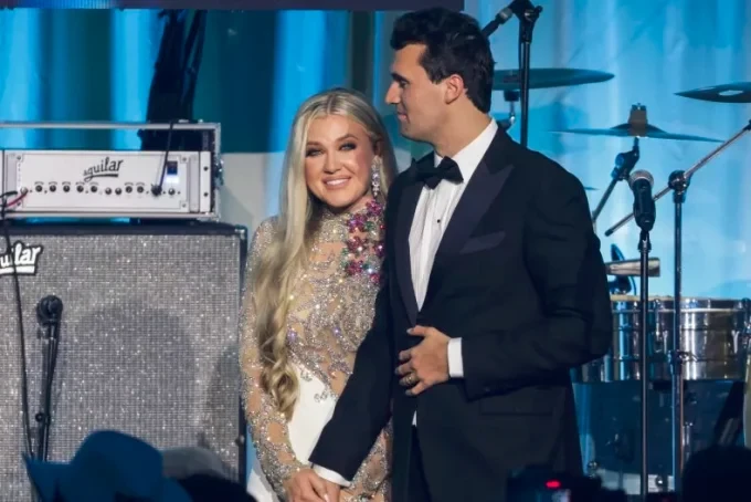 Чарли Кърк и съпругата му Ерика Францве се качват на сцената на 19-ти януари 2025 г. за бала, организиран от Turning Point USA  послучай встъпването в длъжност на президента Доналд Тръмп. Снимка:  Самюел Коръм / Getty Images