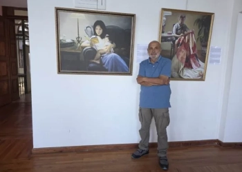 Изтъкнатият художник Иван Бахчеванов оцени високо „Изкуството на Джън-Шан-Жен – Истинност, Доброта, Търпение“ 74 Иван Бахчеванов е български художник и скулптур, чиито картини са притежание на най-големите български галерии, както и на частни и обществени галерии в Европа и Америка. Художникът позира пред любимата си картина „Озаряване“, част от колекцията на изложбата Изкуството на Джън-Шан-Жен – Истинност, Доброта, Търпение“, гостуваща в Художествената галерия в град Созопол. (Снимка: Епок Таймс България)