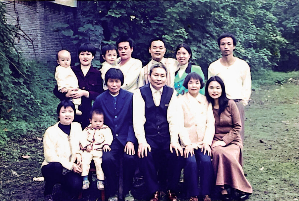 Снимка на семейство Цзян в Китай през 1997 г. (Courtesy of Jiang Li)