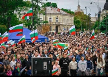 Столична община и волейболната федерация организират тържествено посрещане на световните вицешампиони 72 Стотици столичани се събраха на площад "Св. Александър Невски", за да гледат заедно финала на волейболното световно първенство между България и Италия