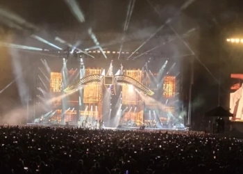 Роби Уилямс подари на българската публика незабравимо преживяване 70 Роби Уилямс по време на уникалния си концерт в София на стадион "Васил Левски", част от турнето му „Robbie Williams Live 2025” (Снимка: Епок Таймс България)