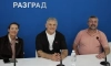Директорът на Театрално-музикалния и филхармоничен център Стефани Лечева, солистът Теодосий Спасов и главният диригент на Разградската филхармония „Проф. Димитър Ненов“ (Снимка: БТА)