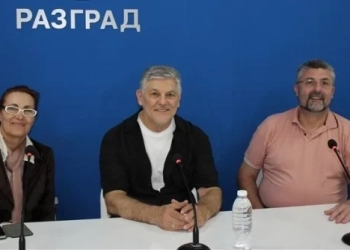 Директорът на Театрално-музикалния и филхармоничен център Стефани Лечева, солистът Теодосий Спасов и главният диригент на Разградската филхармония „Проф. Димитър Ненов“ (Снимка: БТА)