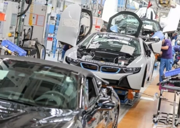 urn newsml dpa com 20090101 210901 99 44764 large 4 3 mitarbeiter im bmw werk leipzig arbeiten in der montage des 801x534 1