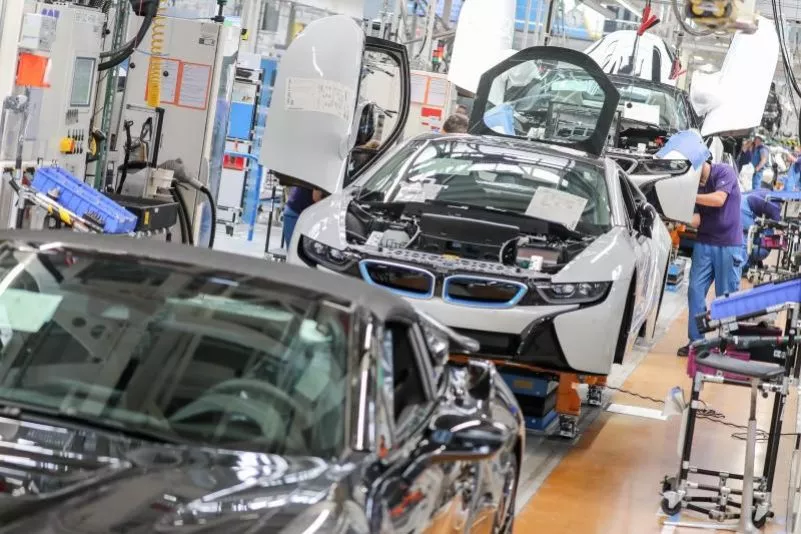 urn newsml dpa com 20090101 210901 99 44764 large 4 3 mitarbeiter im bmw werk leipzig arbeiten in der montage des 801x534 1