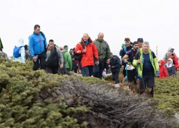 Българският президент се качи на Витоша с туристи и членове на БТС, събрали се да почетат 130 години организиран туризъм в България. Снимки: Прес служба на президентската институция