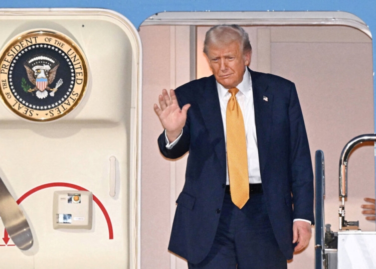 Конкуренцията между САЩ и Китай се засилва по време на азиатската визита на Тръмп; Пекин се опитва да спечели страните от региона 1 Конкуренцията между САЩ и Китай се изостри по време на азиатското турне на Тръмп, докато Пекин се опитваше да спечели страните от региона