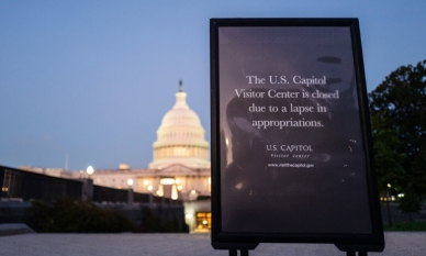 Продължаващата блокада на правителството на САЩ ще доведе до уволнения 1 Официален представител на Белия дом обяви, че скоро ще започнат съкращения, ако преговорите за избягване на спирането на правителството се провалят