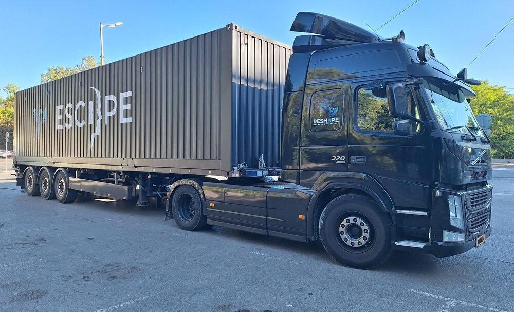 Интерактивната „Ескейп стая на колела“ срещу трафика на хора завърши обиколката си в България 4 В основата на националната кампания "Ескейп стая на колела" стои специално оборудван камион – мобилна „ескейп стая“, в която участниците се потапят в реалистични сценарии, вдъхновени от истински истории на жертви на трафик с цел трудова или сексуална експлоатация. (Снимка: Национална комисия за борба с трафика на хора)