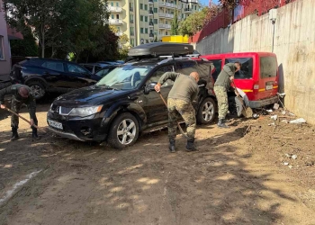 Военнослужещите от състава на Флотилия бойни и спомагателни кораби и Военноморска база – Бургас, и от Транспортен батальон към КЛП в Бургас оказват помощ със специализирана техника за почистване на публичната инфраструктура и осигуряване на достъп до обществени сгради в най-засегнатите части на ваканционно селище „Елените“. (Снимка: https://www.mod.bg/)