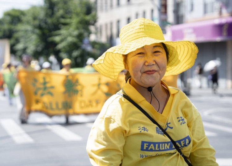 Последователи на Фалун Дафа от цял Китай изпратиха поздрави до основателя на практиката по случай Лунния фестивал 1 Практикуващи Фалун Гонг от цял Китай изпращат поздрави за Фестивала на средата на есента на своя основател