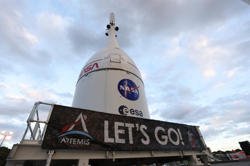 SpaceX под въпрос за ново стъпване на луната 3 Капсулата за екипажа Orion на Артемида II 'Интегрити' и сервизният модул се преместват, за да бъдат поставени върху Системата за космическо изстрелване в сградата за сглобяване в Космическия център Кенеди във Флорида на 17 октомври. (И.д. администратор на НАСА Шон Дъфи).