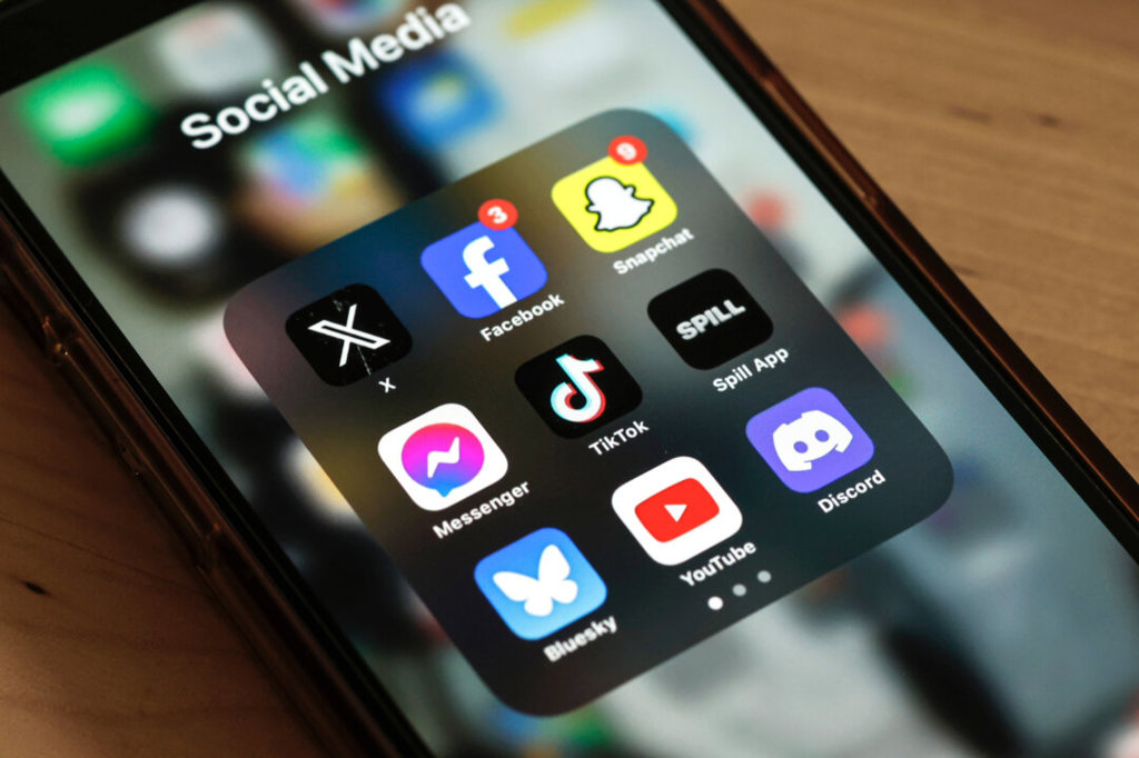 ЕС започна разследване за детската безопасност в Snapchat, YouTube и App Store