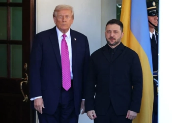 Президентът на САЩ Доналд Тръмп посрещна украинския президент Володимир Зеленски при пристигането му в Белия дом във Вашингтон, на 17 октомври 2025 г. (Снимка Том Бренър / AFP чрез Getty Images