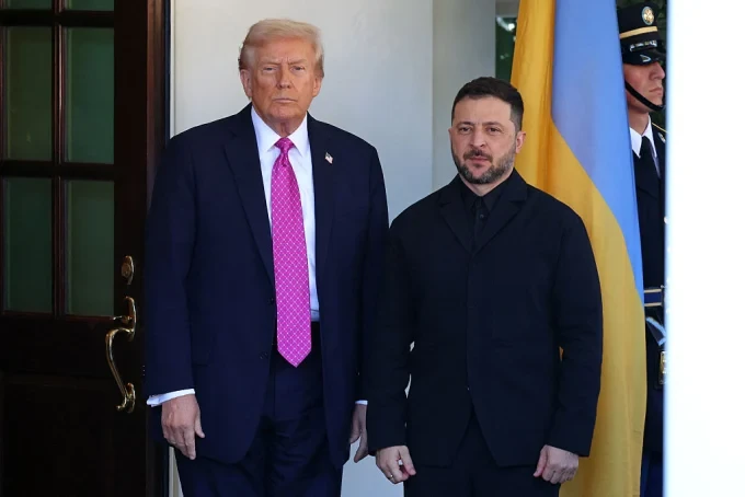 Президентът на САЩ Доналд Тръмп посрещна украинския президент Володимир Зеленски при пристигането му в Белия дом във Вашингтон, на 17 октомври 2025 г. (Снимка Том Бренър / AFP чрез Getty Images