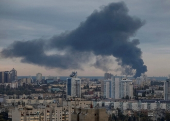 Руски удари прекъснаха тока в Киев, най-малко 12 души са ранени