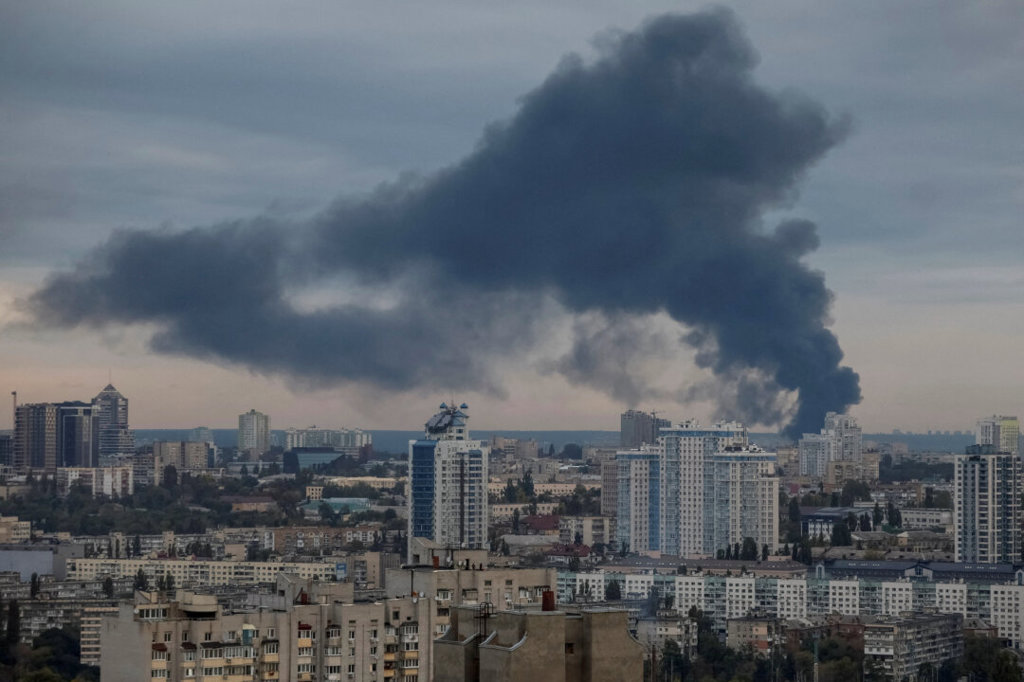 Руски удари прекъснаха тока в цял Киев, има поне 12 ранени 1 Руски удари прекъснаха тока в Киев, най-малко 12 души са ранени