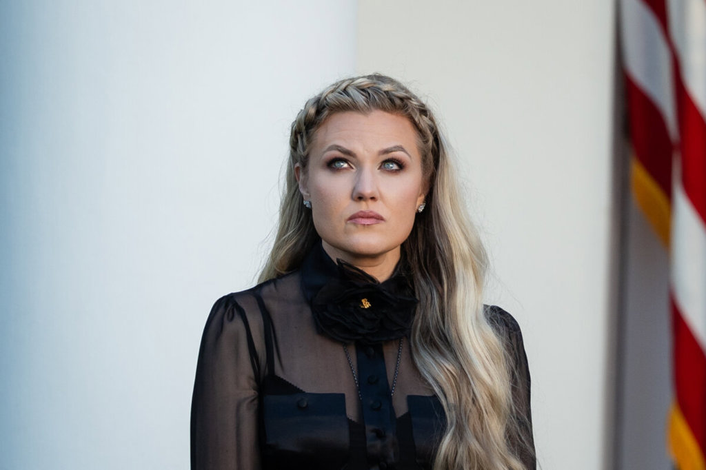 Ерика Кърк слуша как президентът Доналд Тръмп посмъртно награждава покойния ѝ съпруг Чарли Кърк с Президентския медал на свободата в Розовата градина на Белия дом на 14 октомври 2025 г. (Мадалина Килрой/The Epoch Times)