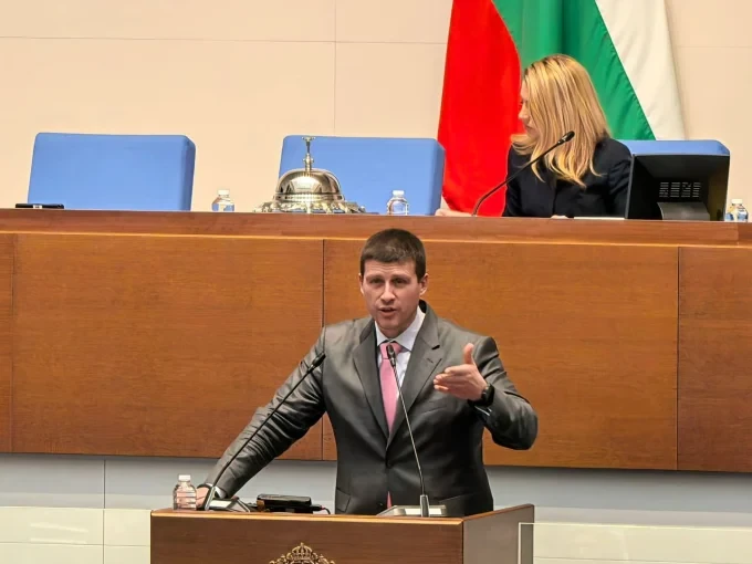 Ивелин Михайлов от парламентарната трибуна в народното събрание. Той защитава тезата, че партия "Величие" е трън в очите на политическото статукво и затова опитите да бъде пренебрегната волята на нейните избиратели не спират. Снимка: Прес център на партия "Величие"