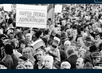 Събрани на улицата, българите в София посрещат 10 ноември с очакване и вяра в промяната.(снимка: blitz.bg)