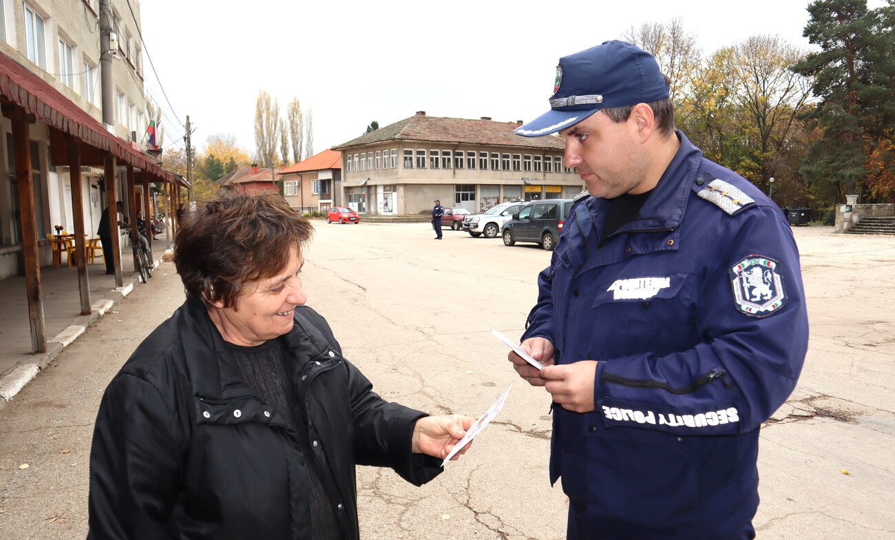 Полицията стартира информационна кампания „От дом на дом“ срещу телефонните измами в област Видин 2 66f966c4-e538-4de8-8787-56ee63a17791.jpg