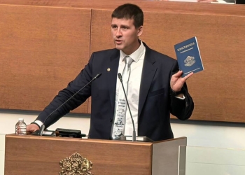 „Не сме за продан“, мисли Ивелин Михайлов - за задкулисието, фалшификациите, надеждата 3 Ивелин Михайлов от парламентарната трибуна на Народното събрание. Той не пожела да влезе в първата парламентарна група на партия "Величие" през 2024 г. Тя не удържа на натиска и се разпадна. Сега се прави втори опит тази парламентарна група да спре да съществува. Снимки: Прес център на партия "Величие"