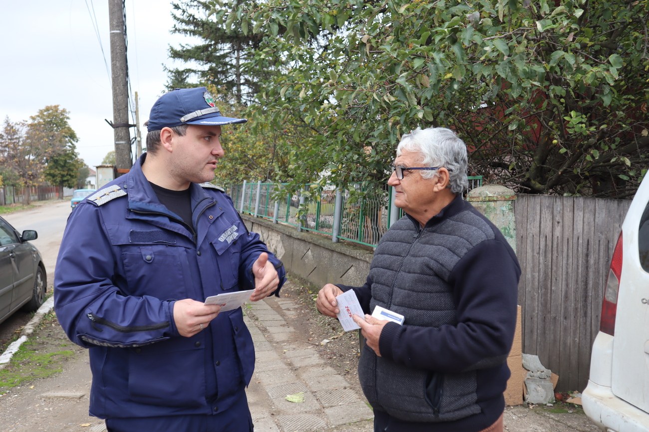 Полицията стартира информационна кампания „От дом на дом“ срещу телефонните измами в област Видин 3 9b80534e-54d3-40e2-8e9d-7404700571e5.jpg