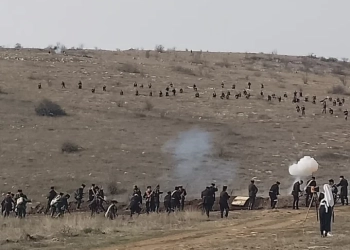 400 доброволци от национално дружество "Традиция" взеха участие в продължилата 60 минути възстановка, показваща по дни подвига на българската армия срещу превъзхождащия я като численост и въоръжение противник. Снимка: Лилия Костова