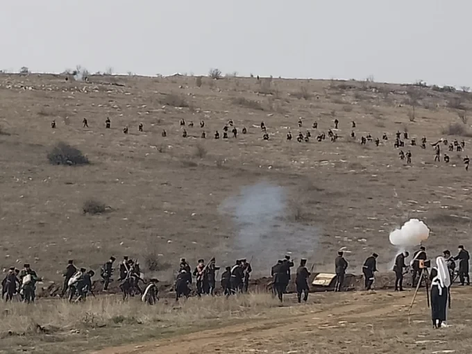 400 доброволци от национално дружество "Традиция" взеха участие в продължилата 60 минути възстановка, показваща по дни подвига на българската армия срещу превъзхождащия я като численост и въоръжение противник. Снимка: Лилия Костова