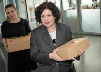 Председателката на  "Сара Вагенкнехт" Амира Мохамед Али предава документите с искането на повторно преброяване на гласовете през април 2025 г. 
Снимка: Крис Емил Янсен/imago